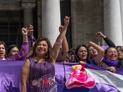 Clara Brugada junto a un grupo de seguidoras a las afueras de Bellas Artes, en Ciudad de México, el pasado 17 de octubre.