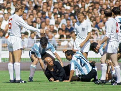 Momentos después de esta escena millones de argentinos veían cómo el colegiado expulsaba a su capitán en el partido contra Inglaterra. Era julio de 1966 y el primer Mundial televisado en Latinoamérica.
