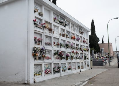 Nichos de la residencia psiquiátrica Cotolengo del Padre Alegre, en el cementerio de San Sebastián de los Reyes, este lunes.