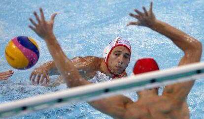 Marc Minguell intenta superar a Joel Dennerley