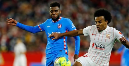 Thomas Lemar, futbolista del Atlético de Madrid, juega contra Jules Kounde, del Sevilla, en un partido de LaLiga de 2021.