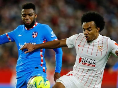 Thomas Lemar, futbolista del Atlético de Madrid, juega contra Jules Kounde, del Sevilla, en un partido de LaLiga de 2021.