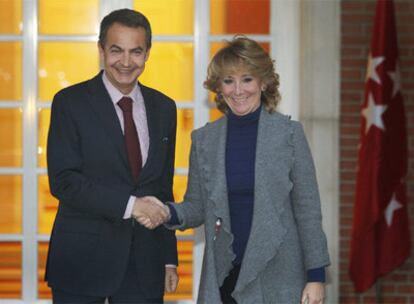 José Luis Rodríguez Zapatero y Esperanza Aguirre, ayer a las puertas de La Moncloa.