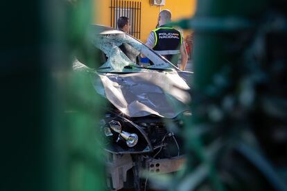 Agentes de la Policía Nacional, junto al vehículo involucrado en el atropello mortal de cuatro personas en Torrejón, en el cuartel de la Guardia Civil de Seseña (Toledo), en 2022.