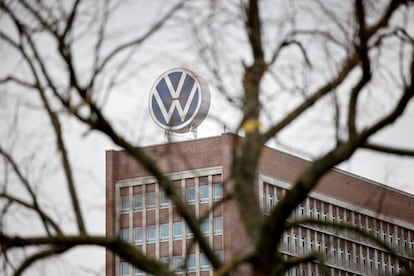 El logo de Volkswagen en la sede de la compañía en Wolfsburgo, Alemania.