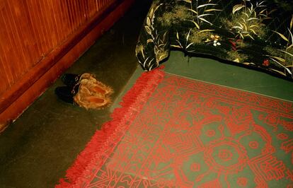 'Slippers' de Gucci junto a una alfombra del artista F. Taylor Colantonio, que también trabaja en este estudio. |