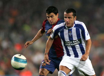 Mario se interpone entre Saviola y el balón, en la visita del Recreativo al Camp Nou.