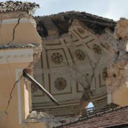 La cúpula de la iglesia de Santa María de las Ánimas parcialmente destruída tras el terremoto de la región italiana de L'Aquila