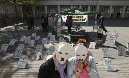 Protesta de la asociaci&oacute;n, ayer ante la Audiencia de A Coru&ntilde;a.