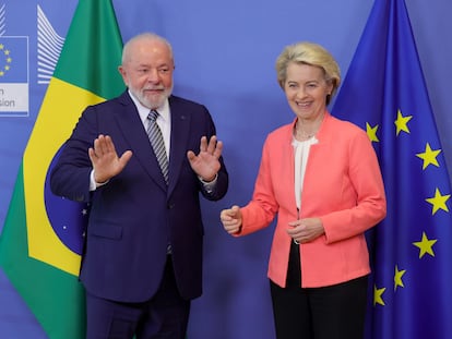 El presidente brasileño, Luis Inázio Lula da Silva, junto a la presidenta de la Comisión Europea, Ursula von der Leyen, durante su encuentro en Bruselas en el marco de la cumbre UE-Mercosur.