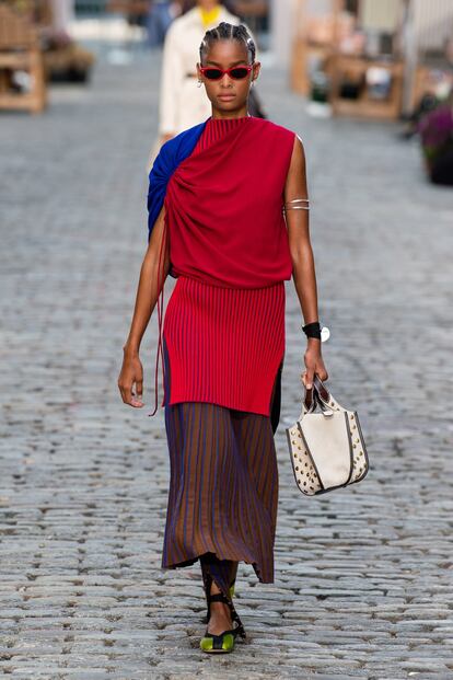 Brazalete visto en el desfile de Tory Burch Spring/Summer 2022.