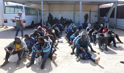 Migrantes rescatados por la Guardia Costera libia este s&aacute;bado.