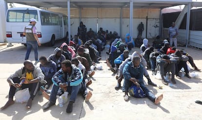 Migrantes rescatados por la Guardia Costera libia este s&aacute;bado.