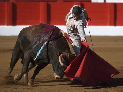 El novillero Alejandro Marcos, en la cuarta corrida de la Feria de Santiago, en Santander.