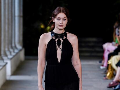 Alberta Ferretti regresa a sus grandes éxitos en su última colección