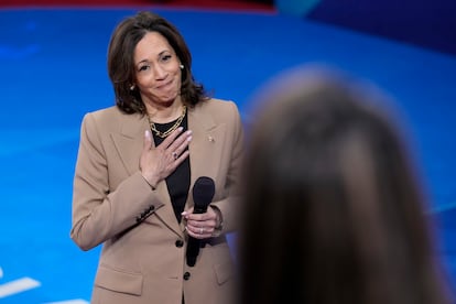 Kamala Harris escucha a una votante latina durante el programa de Univisión celebrado en Las Vegas, este jueves. 