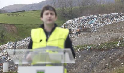 El diputado de Medio Ambiente de Gipuzkoa, Iñaki Errazkin, en primer término, con el vertedero de Zarautz al fondo.