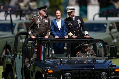 La presidenta de México, Claudia Sheinbaum, acompañada del secretario de la Defensa Nacional (Sedena), Ricardo Trevilla Trejo (i) y de Marina (Semar), Raymundo Pedro Morales (d), el 3 de octubre.