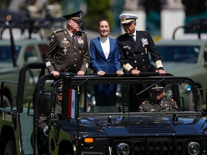 La presidenta de México, Claudia Sheinbaum, acompañada del secretario de la Defensa Nacional (Sedena), Ricardo Trevilla Trejo (i) y de Marina (Semar), Raymundo Pedro Morales (d), el 3 de octubre.