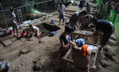 Escavações na caverna de Callao, nas Filipinas.