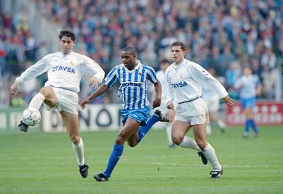 Dalian Atknson, en el centro de la imagen, con la camiseta de la Real Sociedad en un partido contra el Real Madrid en 1991.