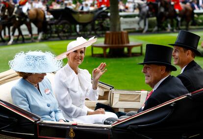 La historia de Royal Ascot se remonta a 1711 y a la reina Ana de Gran Bretaña, aunque el evento tal y como se conoce hoy empezó a tomar forma en 1807, cuando se entregó la primera The Gold Cup, la carrera más antigua de la competición. Una competición hípica en la que es tradición ver a miembros de la familia real británica. En la edición de este año ya se han dejado ver los duques de Edimburgo.