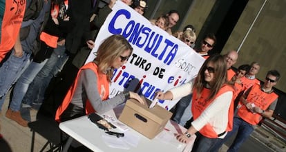 Una trabajadora de Radio Euskadi emite su voto.