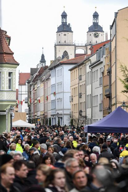 Varias personas se congregan frente a la Iglesia de Todos los Santos antes de las celebraciones del 500 aniversario de la Reforma Protestante en Wittenberg (Alemania), el 31 de octubre de 2017. 