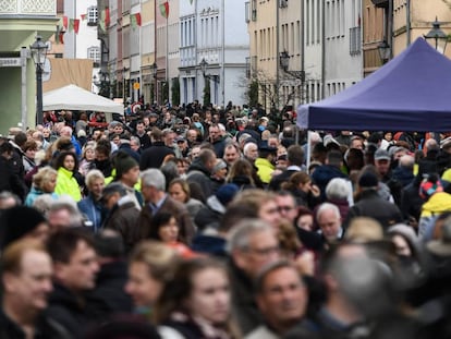 Varias personas se congregan frente a la Iglesia de Todos los Santos antes de las celebraciones del 500 aniversario de la Reforma Protestante en Wittenberg (Alemania), el 31 de octubre de 2017. 