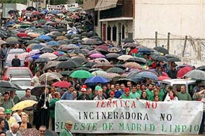 Vecinos de Morata de Tajuña se manifiestan en contra de la central térmica.