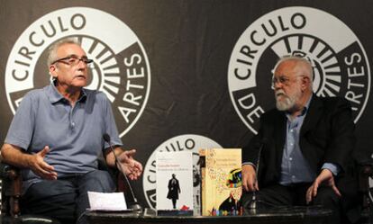 Los escritores Juan José Millás (izquierda) y Gonzalo Suárez, en el Círculo de Bellas Artes de Madrid.