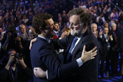 Pablo Casado y Mariano Rajoy se abrazan.