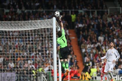 Casillas despeja a corner