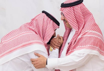 Mohamed Bin Salman (MBS) besa la mano del principe Mohamed Bin Nayef en el palacio real de la Meca.