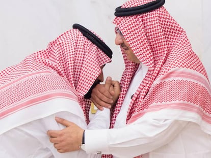 Mohamed Bin Salman (MBS) besa la mano del principe Mohamed Bin Nayef en el palacio real de la Meca.