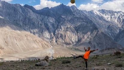 Una joven juega al fútbol en las montañas de Pakistán.