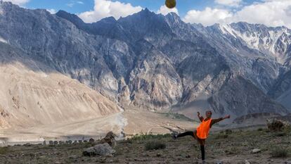 Una joven juega al fútbol en las montañas de Pakistán.