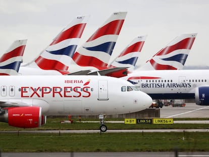 Un avi&oacute;n de Iberia y varios de British Airways en Heathrow, Londres