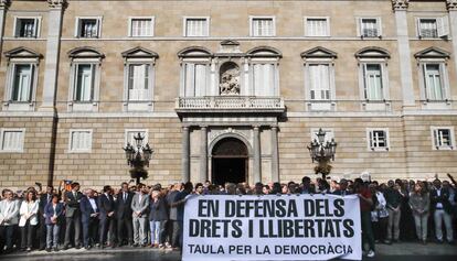 Concentraci&oacute; de la Taula per la Democr&agrave;cia a la pla&ccedil;a Sant Jaume.