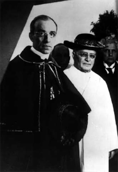 Pío XI (detrás) y su secretario, el cardenal Eugenio Pacelli, futuro papa Pío XII, en la basílica de San Pedro en marzo de 1939.