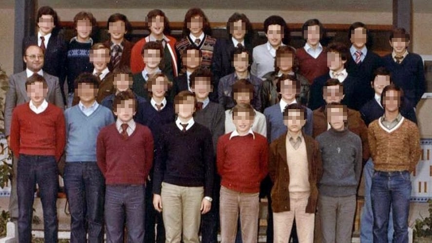 El hermano Marino González posa junto a un curso del colegio marista de Talavera de la Reina a finales de los años setenta.