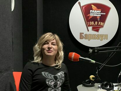 Yulia Igorevna Alióshina, presidenta de Iniciativa Ciudadana en la región de Altái, en Siberia (Rusia), en un estudio de radio en Barnaúl en noviembre.