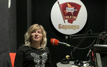 Yulia Igorevna Alióshina, presidenta de Iniciativa Ciudadana en la región de Altái, en Siberia (Rusia), en un estudio de radio en Barnaúl en noviembre.