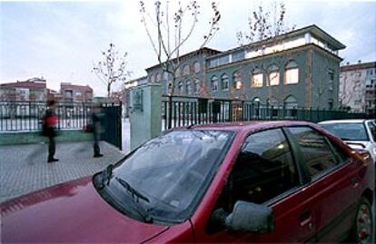 Entrada del colegio Nostra Senyora de Montserrat, ayer, después del suceso.