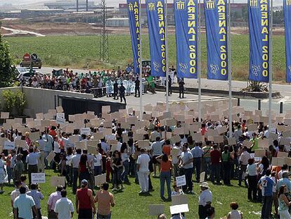 Concentración de los trabajadores de Arenal 2000. Al fondo los ecologistas.