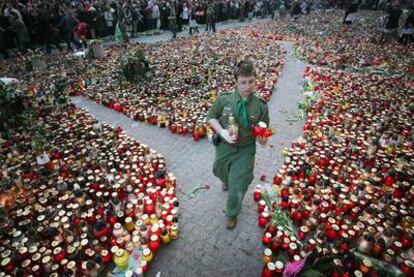Miles de velas cubren la plaza de Varsovia en honor den Kaczynski