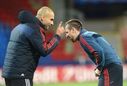 Guardiola da instrucciones a Ribéry.