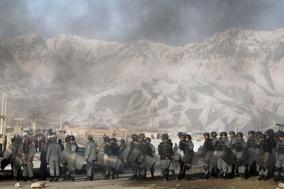 Fuerzas antidisturbios, desplegadas durante una manifestación en Kabul, tras la oración del viernes.