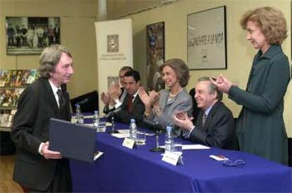 Elías Querejeta recibe el premio en presencia de la reina Sofía; la presidenta de la Academia de las Artes y las Ciencias Cinematográficas, Marisa Paredes; el ministro de Trabajo, Eduardo Zaplana, y el presidente de la Fundación de Ayuda contra la Drogadicción, José Ángel Sánchez Asiaín.