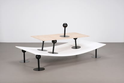Conjunto de patas Pepper Young para construir una mesa baja con los tableros que el usuario quiera. Diseño de Philippe Starck para Édition 3 Suisses, 1982.